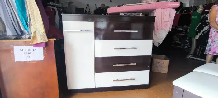 Cômoda grande com sapateira