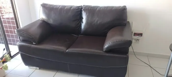 Sofá charmoso em courino marrom