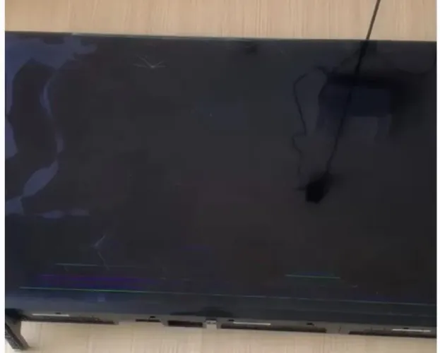TV Toshiba 43 Polegadas somente com a tela danificada, mas funcionando