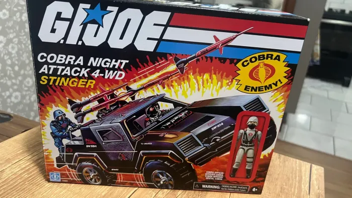 Brinquedo e colecionável Cobra Night Stinger 4 comandos em ação