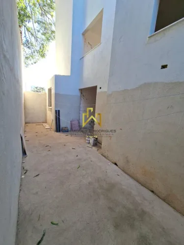 Apartamento com Área Privativa à Venda no Maria Helena