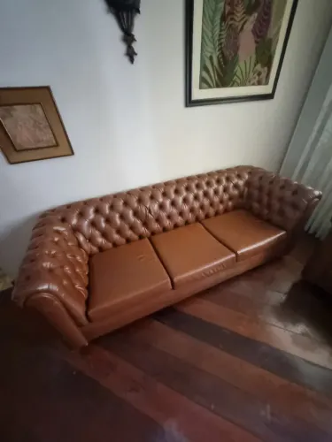 sofá vintage em couro 3 lugares