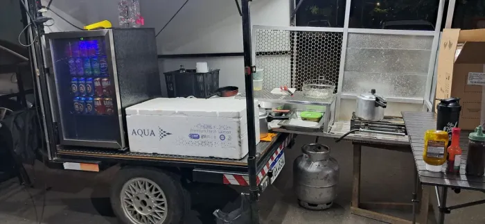 Carretinha fechada pra feira eventos