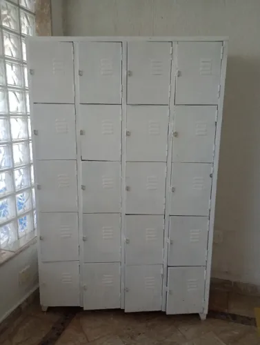 ARMÁRIO DE AÇO com 20 portas na cor branca