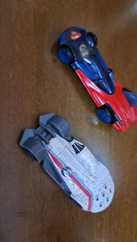Carrinho Hot Wheels temáticos Superman e Nave Millenium Falcon 1/64