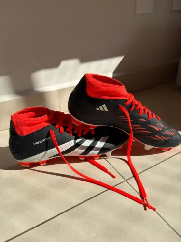 Chuteira adidas predator