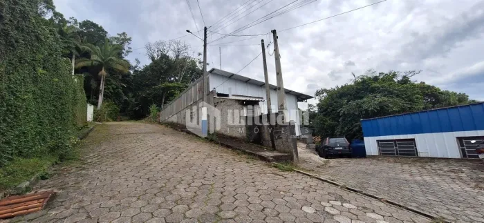 Terreno com galpão no Centro de Guabiruba.