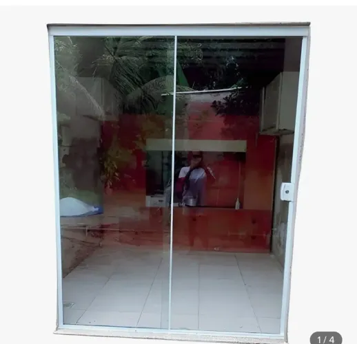 Vendo porta de vidro 1,50 de largura por 2,10 altura