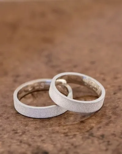 Par de alianças 4mm chata e diamantada - Prata 990