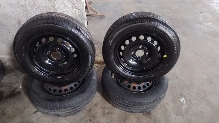 Vendo jogo de pneus com aro 14  Ford k 