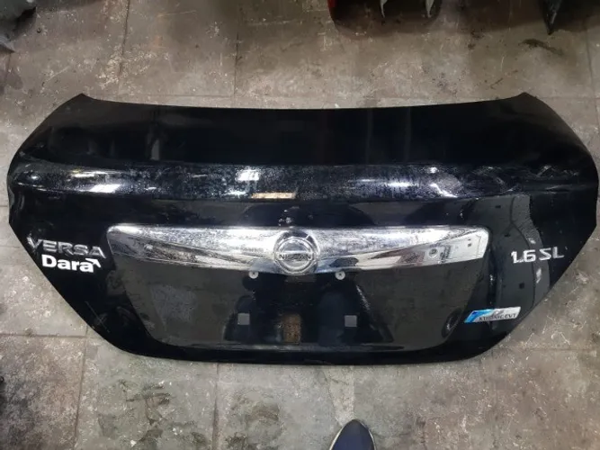 Porta de mala Nissan Versa.
