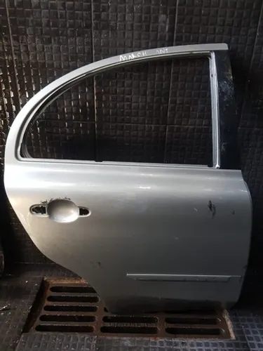 Porta nissan march.