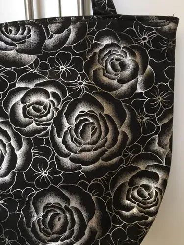 Linda bolsa preta com flores prateadas!