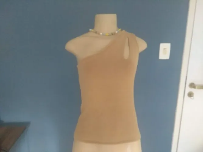 2 Blusas de Alça Unilateral com Detalhe em Cut Out