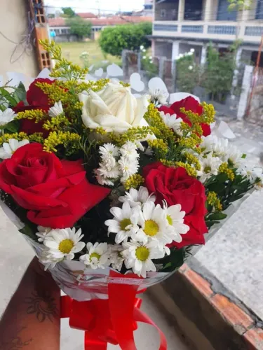 BUQUÊ GRANDE COM ROSAS VERMELHAS E BRANCAS NATURAIS