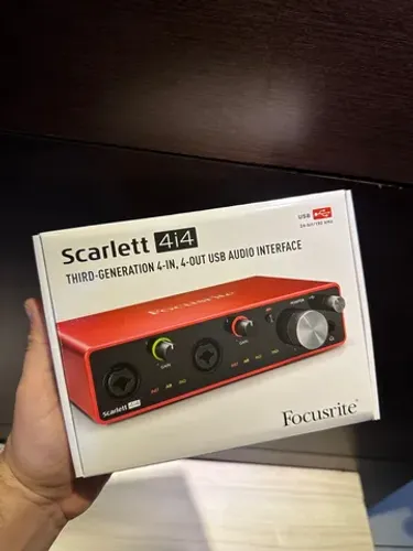 Placa de áudio focusrite 4i4 zero