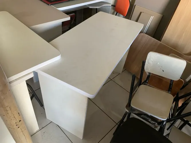 - mesa reta branca sem gaveta