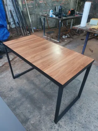 Mesa de Jantar Industrial com Tampo de Madeira