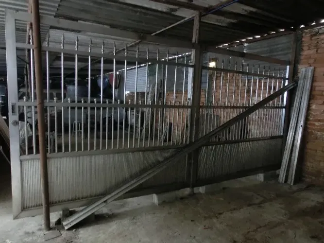 Portão em alumínio.