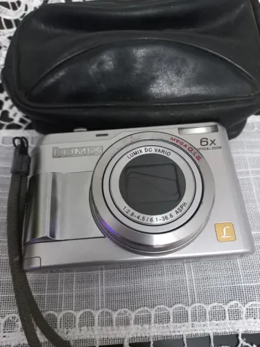 Camera digital Lumix Panasonic funciona a pilha