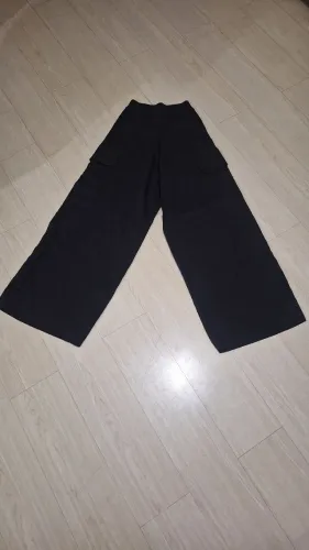 Calça pantalona preta, bolsos cargo elástico na cintura atrás, tam. 38
