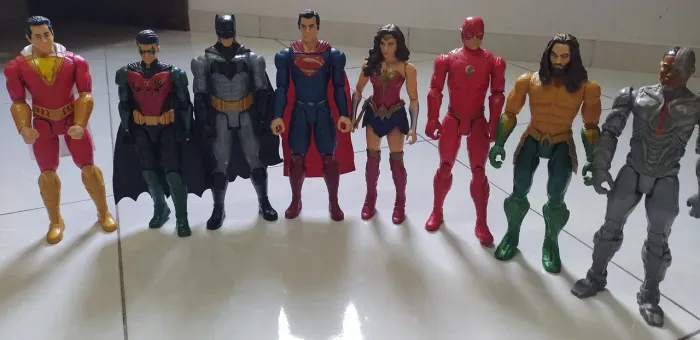 Kit com 8 bonecos 30 cm Liga da Justiça, Mattel.