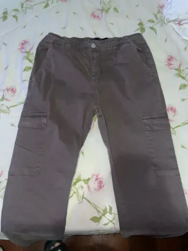 Conjunto de calças escuras 