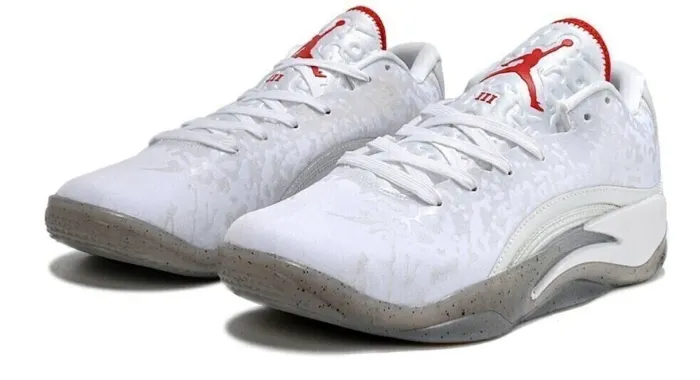 Tênis Jordan Branco com Detalhes em Vermelho