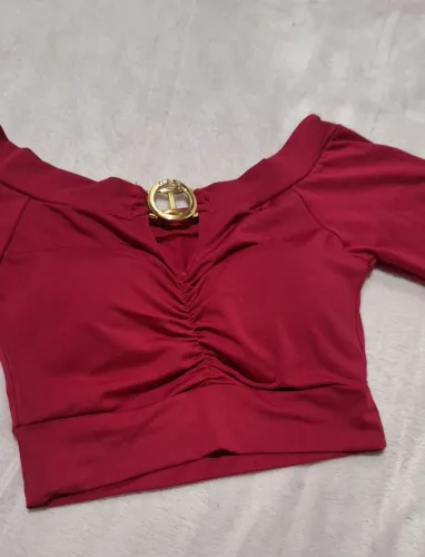Cropped rosa manda longa com Detalhe Dourado