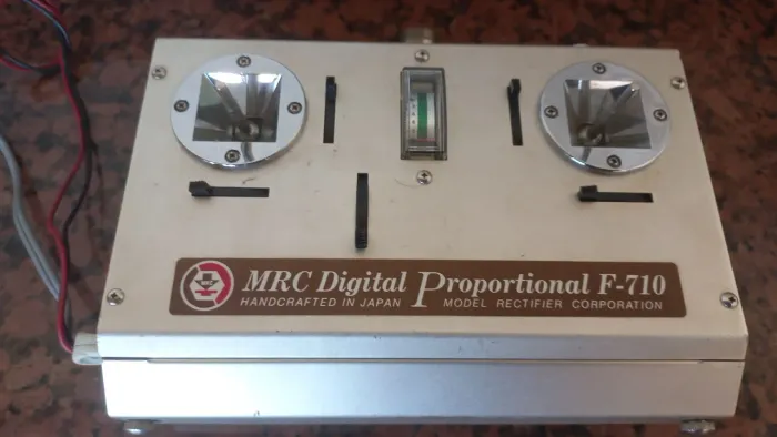 Antigo transmissor de controle de rádio receptor caixa servo R/C 5 made in Japan anos 70