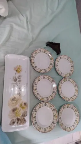 Jogo de pratos e bandeja (porcelana)decorados com porta guardanapo 