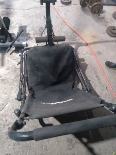 ESTA DISPONÍVEL Máquina para abdominais ESTÁ DISPONÍVEL