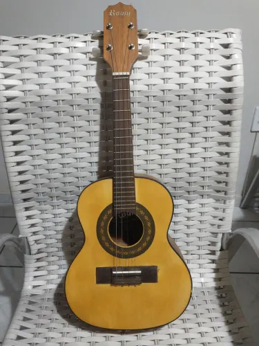 Vende-se cavaquinho acústico semi-novo