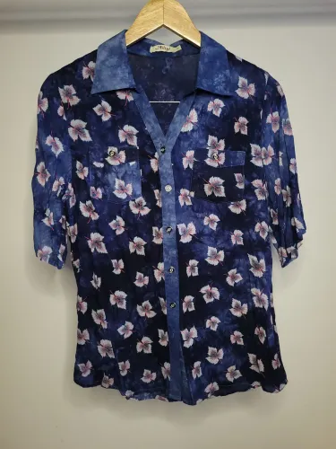 Camisa feminina florida azul escura - Tamanho P