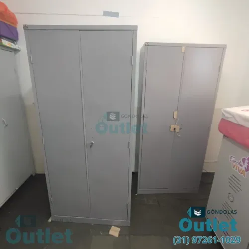 Armário de aço com 2 portas e prateleiras