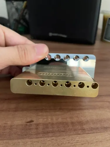 PONTE TREMOLO WAAAH 42mm BIG BLOCK STRATO - LATÃO E AÇO INOXIDÁVEL