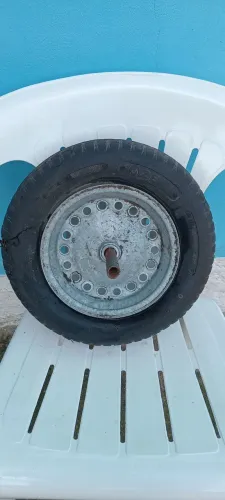 Roda de Carrinho de Mão câmera furada e Pneu Estragado.