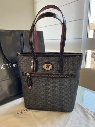 Bolsa Victor Hugo Preta com Detalhes Roxo