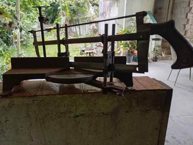 Máquina de fazer moldura manual