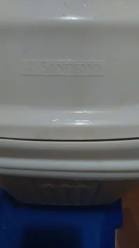 Lixeira Sanremo semi nova.  Plástico resistente.