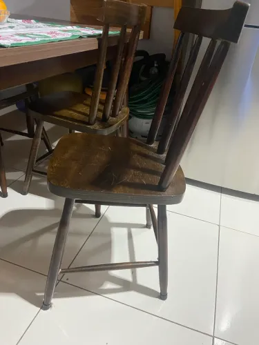 Mesa de madeira com 4 cadeiras 