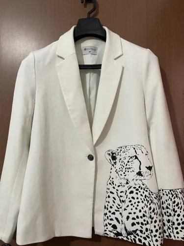 Blaser, TAM 38, com detalhe estampado.