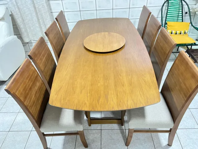 Conjunto de mesa para 8 pessoas e com cadeiras de madeira maciça
