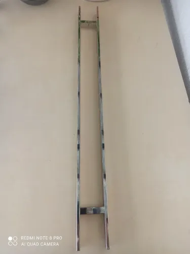 Puxador de porta de inox novo. Tem 1 metro de comprimento.4 centímetros de largura.novo