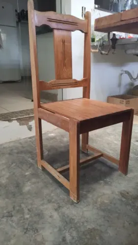 Cadeira de jantar reforçada feita inteiramente de madeira maciça