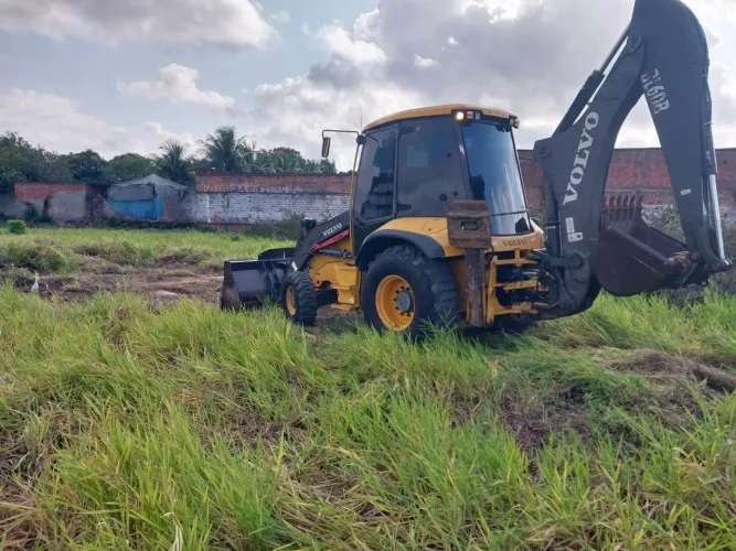 Terraplanagem, aterro limpo e limpeza de terrenos Demolição