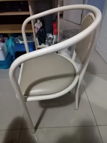 Cadeira branca de metal com assento estofado