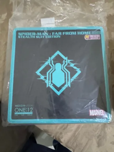 Mezco Spider Man Stealth Suit Edition Far From Home