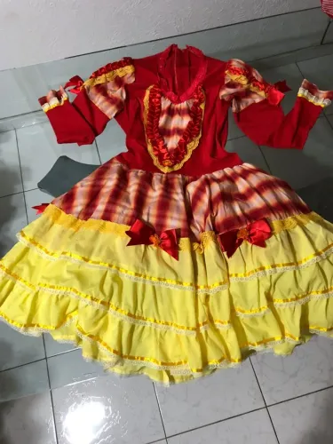 VESTIDO JUNINO VERMELHO,LARANJA E AMARELO C/ FITINHAS DELICADAS. TAM M (ADULTO)