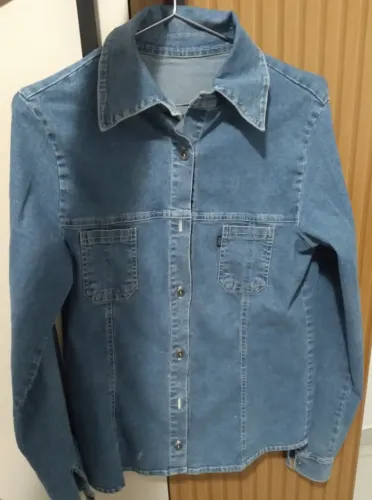Camisa feminina jeans claro, tamanho M